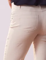 Pantalón negro de gabardina elastizada marca Tahari, corte slim, con pretina con pasadores, cierre y broche interno. Delantera y trasera con bolsillos.