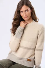 Buzo de tejido de punto con diseño de rayas horizontales en tonos blanco, gris y rosado. Presenta cuello redondo, mangas largas y terminaciones acanaladas en puños y ruedo. Incluye un pequeño aplique de cuero sintético en la parte inferior.