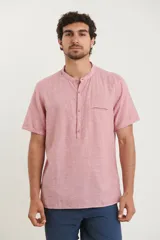 Camisa de manga corta con cuello mao y cierre frontal parcial con botones de coco. Confeccionada en una mezcla de lino y algodón.