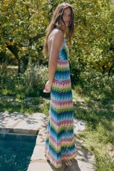 Vestido largo de punto calado con patrón de rayas en zigzag multicolor, escote en pico y tirantes finos.