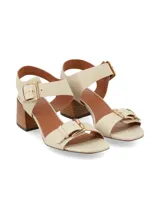 Sandalia de taco cuadrado efecto madera, color off-white con textura reptil, tiras con hebillas metálicas doradas en el empeine y en el talón.