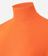 Suéter de punto color crema con cuello alto y mangas largas. Presenta un diseño ajustado al cuerpo con puños acanalados.