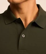 Remera polo de corte comfort, confeccionada en algodón peruano de alta calidad. Presenta cuello clásico con tapeta de botones y mangas cortas. Diseño liso y texturizado, ideal para un look casual y fresco.