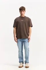 Remera oversize marrón con cuello redondo, mangas cortas y estampa pequeña en el pecho de la marca Mistral con la inscripción 'Northern Lights Sky'.