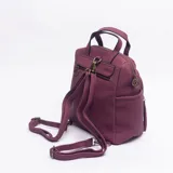 Mochila de cuero sintético color bordó, con textura granulada y bolsillo frontal liso con cierre. Posee manijas superiores y compartimentos laterales.