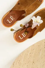 Sandalias negras de gamuza con puntera descubierta y detalle de tachas plateadas en la suela.