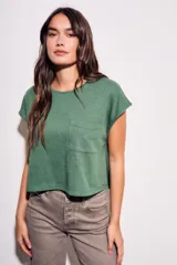 Remera gris de algodón con poliéster, corte crop, mangas cortas y bolsillo en el pecho.