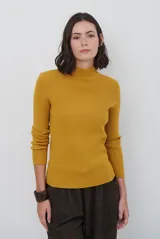 Polera de tejido morley color azul, con cuello alto y mangas largas, de corte ajustado al cuerpo.