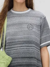 Vestido corto de punto con diseño degradado en tonos celestes y amarillos, cuello redondo y mangas cortas con detalles de rayas en los puños.