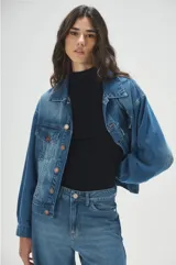 Campera clásica de jean azul con avíos color cobre, suavizado y lavado stone wash.