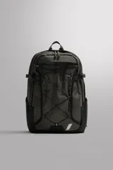 Mochila de deporte multiuso Zara Athleticz confeccionada en tejido técnico color gris oscuro, con un volumen de 30 litros, tres compartimentos principales con cierre de cremallera, bolsillo frontal con cordón elástico tipo bungee, compartimento interior para dispositivos electrónicos de hasta 15 pulgadas, dos bolsillos laterales elásticos para botellas, parte posterior acolchada y transpirable, y detalles reflectantes.