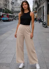 Pantalón de tejido de punto en color beige, con corte recto y holgado, cintura elástica y tiro alto.