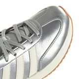 Championes urbanos Adidas Run 70S 2.0, con acabado metalizado plateado y detalles en beige. Presentan el diseño clásico de las tres tiras laterales, entresuela con tecnología Cloudfoam para mayor amortiguación y suela de goma color caramelo.