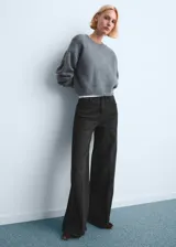 Jeans wide leg de tiro alto en color gris oscuro, con diseño de cinco bolsillos, trabillas para cinturón y cierre frontal de cremallera y botón.