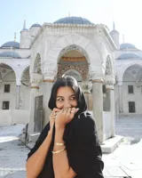 Pulsera tipo esclava abierta con diseño rústico y acabado irregular, fabricada en bronce y alpaca.