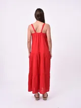 Vestido largo rojo de tirantes, con escote redondo y falda amplia con volados fruncidos en capas.