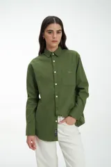 Camisa gris melange de manga larga con cuello clásico y cierre con botones.