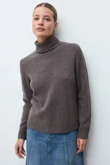Polera de cuello alto en mezcla de cashmere, color marrón chocolate, con diseño de punto liso y costuras verticales decorativas en el frente.