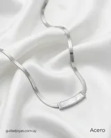 Collar de acero quirúrgico con cadena tipo serpiente y dije central en forma de barra horizontal con incrustación de nácar.