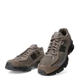 Championes urbanos New Balance modelo 509, color marrón con detalles en negro. Confeccionados en una combinación de malla transpirable y gamuza, cuentan con el logo N característico en los laterales y una suela robusta de color negro.