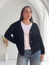 Saco de lana negro con textura de punto, escote en V y cierre frontal con botones.