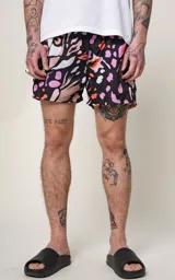 Short de baño de microfibra con estampado abstracto en tonos tierra, naranja, lila y blanco sobre fondo negro. Presenta cintura elástica con cordón ajustable y un bolsillo trasero con ojalillo.