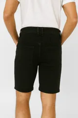 Bermuda negra de algodón y elastano, corte recto y calce medio.