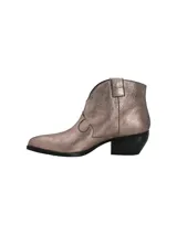 Botines de estilo western Hush Puppies, confeccionados en cuero metalizado color peltre. Presentan un diseño de caña baja con corte en V, costuras decorativas en el empeine y un taco cuadrado de altura media en color negro.