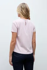 Remera de manga corta con frente confeccionado en tela broderie blanca con diseño calado y espalda de algodón liso.