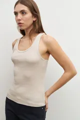 Musculosa beige de breteles finos con cuello redondo y ribete en contraste.