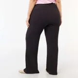 Pantalón de punto gofrado color negro, de corte ancho y relajado con cintura elástica.