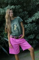 Bermuda de jean color rosa, de corte recto y largo a la rodilla.