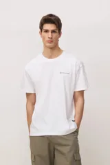 Remera de manga corta color blanco con cuello redondo y logo pequeño bordado en el pecho.
