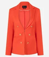 Blazer femenino de sastrería confeccionado en punto roma, con cuello solapa, cierre frontal con botones decorativos y diseño estructurado.