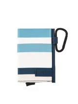 Tarjetero compacto de diseño estructurado con estampa a rayas horizontales en tonos celeste, blanco y azul marino. Cuenta con un mosquetón metálico negro en el lateral y sistema de protección RFID.