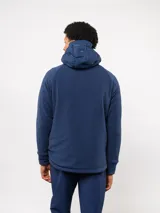 Campera Umbro del Club Nacional de Football, modelo Alpine. Diseño en color azul marino con frente acolchado termosellado, mangas y espalda de tejido polar, capucha integrada y cierre frontal completo. Incluye logo de Umbro y escudo del club en el pecho.