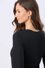 Remera de manga larga con cuello redondo, confeccionada en tejido de algodón suave con caída ligera y corte clásico.