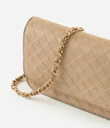 Cartera bandolera Satinato estructurada en gamuza sintética color tostado con patrón geométrico en relieve, solapa frontal, herrajes dorados, correa combinada de cadena metálica y tira sintética, y dije colgante circular con el logo de la marca.