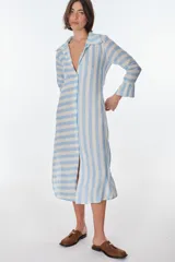 Vestido camisero largo a rayas horizontales verdes y blancas, con cuello clásico, mangas 3/4 y abertura frontal con botones. Confeccionado en lino.