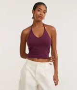 Blusa cropped Blue Steel de frente única, color bordó, confeccionada en algodón con elastano, con escote en V y tirantes para atar al cuello.