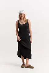 Vestido largo de morley color marrón, con escote redondo, silueta al cuerpo y aberturas laterales en el ruedo.