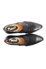 Zapato de cuero negro con puntera cuadrada, taco bajo y cierre trasero.
