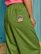Pantalón pijamero verde de lino y viscosa, con cintura elastizada y cordón ajustable.