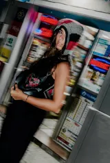 Chaleco negro de cuero con detalles de crochet en gris y rojo. Presenta un diseño sin mangas y un aplique de corazón bordado en el frente.