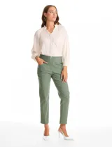 Pantalon de corte slim fit en color verde, confeccionado en tejido tecnico de alta densidad. Presenta una pretina ancha elastizada de estilo pull-on, sin cierres ni botones, y cuenta con cinco bolsillos funcionales.