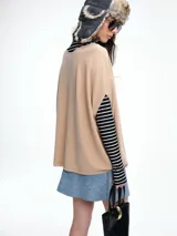 Top de silueta amplia y corte cuadrado, con mangas cortas caídas, cuello redondo y acabado con micro lentejuelas sutiles.