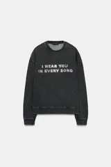 Sudadera de cuello redondo y manga larga, confeccionada en mezcla de algodón con efecto lavado. Presenta un texto estampado a contraste en la parte frontal y acabados en rib a tono.
