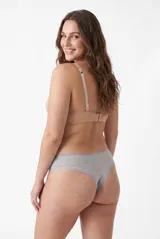 Soutien básico de algodón color blanco, con tirantes anchos y detalles de encaje en los bordes del escote y sisas.