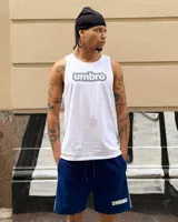 Musculosa blanca con cuello redondo y sisas amplias. Estampado frontal con el logo Umbro en un diseño ondulado o de cebra en blanco y negro.