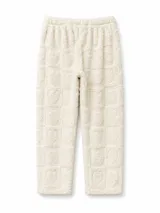 Pantalon de pijama de textura afelpada, con estampado de estrellas blancas sobre fondo gris oscuro. Posee cintura elastizada.
